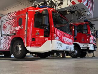 FW-E: Wohnungsbrand in einem Mehrfamilienhaus - Mieter will brennende Wohnung nicht verlassen und rettet sich auf den Balkon