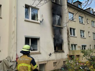 FW-E: Wohnungsbrand in einem Mehrfamilienhaus - drei Personen mit Fluchthauben und über Drehleiter gerettet - ein Feuerwehrmann durch Hundebiss leicht verletzt