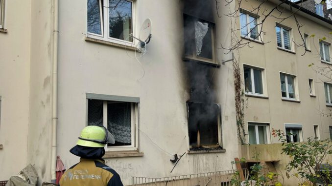 FW-E: Wohnungsbrand in einem Mehrfamilienhaus - drei Personen mit Fluchthauben und über Drehleiter gerettet - ein Feuerwehrmann durch Hundebiss leicht verletzt
