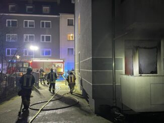 FW-E: Wohnungsbrand in einem Mehrfamilienhaus - eine Person leicht verletzt