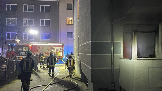 FW-E: Wohnungsbrand in einem Mehrfamilienhaus - eine Person leicht verletzt