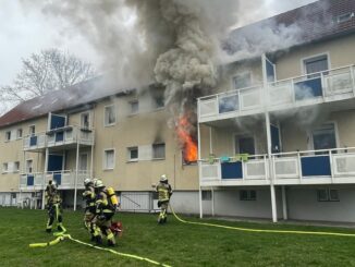 FW-E: Wohnungsbrand in einem Mehrfamilienhaus - eine Person schwer verletzt