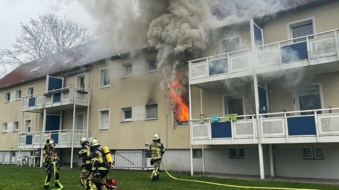 FW-E: Wohnungsbrand in einem Mehrfamilienhaus - eine Person schwer verletzt