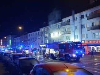 FW-E: Wohnungsbrand in einem Mehrfamilienhaus fordert mehrere verletzte Personen