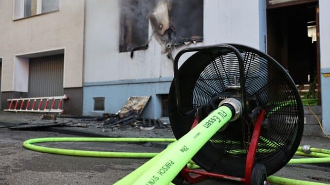 FW-E: Wohnungsbrand in einem Mehrfamilienhaus - gesamter Treppenraum verraucht