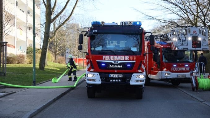 FW-E: Wohnungsbrand in einem fünfgeschossigen Mehrfamilienhaus, drei Personen mit Fluchthauben gerettet - keine Verletzten