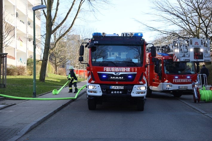 FW-E: Wohnungsbrand in einem fünfgeschossigen Mehrfamilienhaus, drei Personen mit Fluchthauben gerettet - keine Verletzten