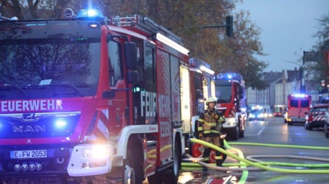 FW-E: Zimmerbrand im 4. OG eines Mehrfamilienhauses - keine Verletzten