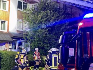 FW-E: Zimmerbrand in Mehrfamilienhaus - Feuerwehr rettet eine Frau aus Brandwohnung