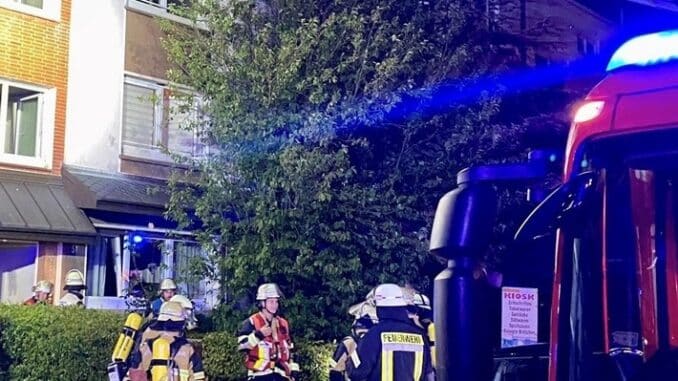 FW-E: Zimmerbrand in Mehrfamilienhaus - Feuerwehr rettet eine Frau aus Brandwohnung