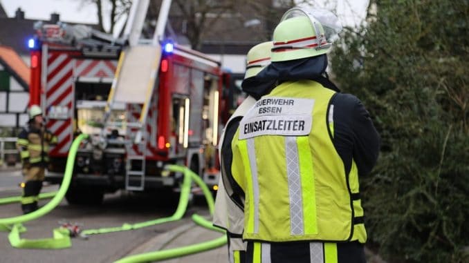 FW-E: Zimmerbrand in einem Mehrfamilienhaus - keine Verletzten