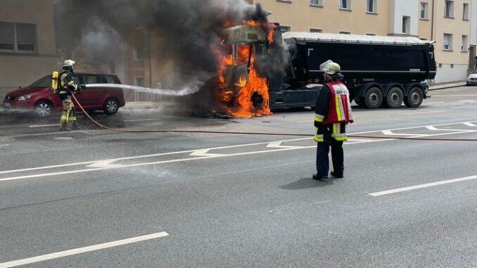 FW-E: Zugmaschine geht in Flammen auf - Fahrer bleibt unverletzt