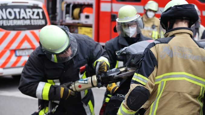 FW-E: Zwei Fahrzeuge kollidieren im Kreuzungsbereich - eine Person muss von Feuerwehr befreit werden