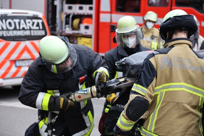 FW-E: Zwei Fahrzeuge kollidieren im Kreuzungsbereich - eine Person muss von Feuerwehr befreit werden