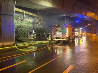 FW-E: Zwei PKW brennen in einem Parkhaus in Essen, keine Verletzten