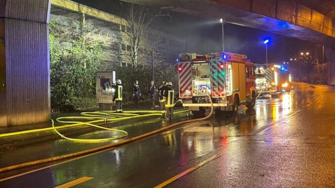 FW-E: Zwei PKW brennen in einem Parkhaus in Essen, keine Verletzten