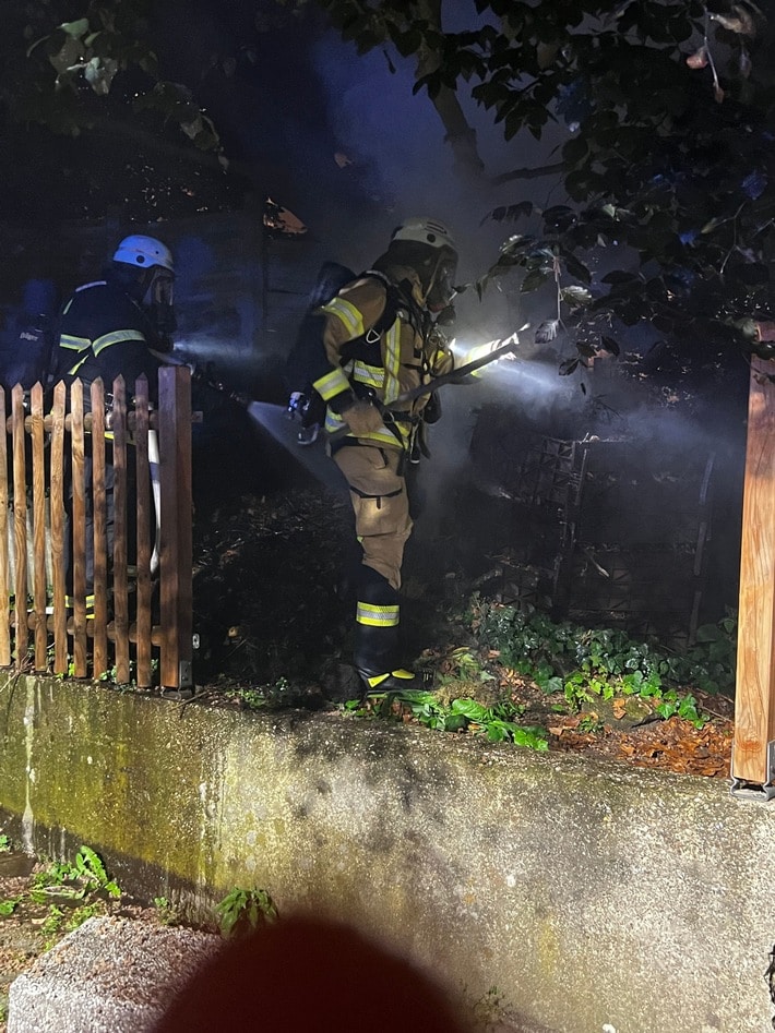 FW-EN: 2 brennende Komposte mit starker Rauchentwicklung