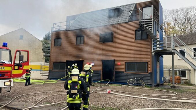 FW-EN: 40 Einsatzkräfte gehen ins Feuer - Realbrandausbildung der Feuerwehr Hattingen
