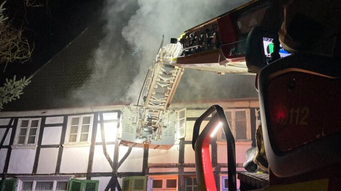 FW-EN: 50 Einsatzkräfte bekämpfen Brand eines Fachwerkhauses - Hattinger Feuerwehr mehr als 10 Stunden im Einsatz