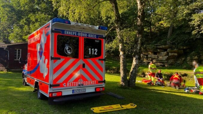 FW-EN: 79- jähriger stürzt mit Aufsitzrasenmäher 10m ab und verletzt sich schwer - Personensuche im unwegsamen Steinbruch - Hubschraubereinsatz mit Winde