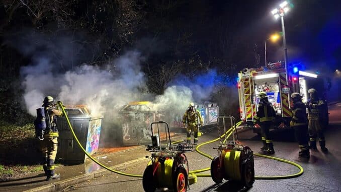 FW-EN: Altpapiercontainer brannten an verschiedenen Standorten - Feuerwehr mit mehreren Löschfahrzeugen im Einsatz - Polizei ermittelt