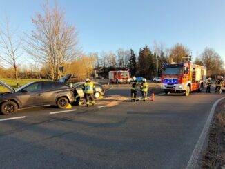 FW-EN: Auffahrunfall zwischen zwei PKW