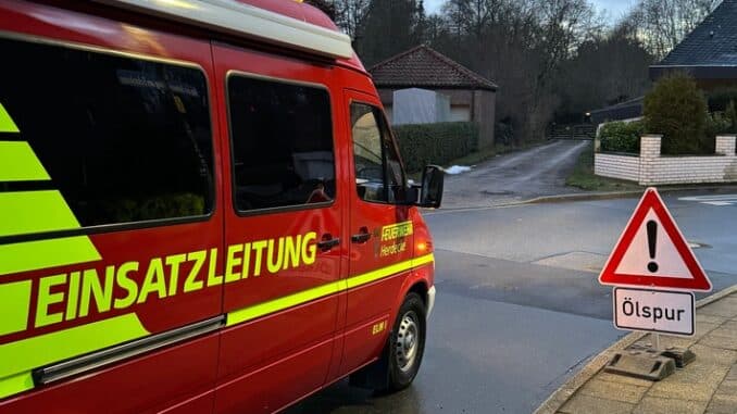 FW-EN: Baum in Oberleitung und Ölspur