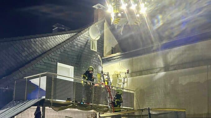 FW-EN: Brand einer Hausfassade
