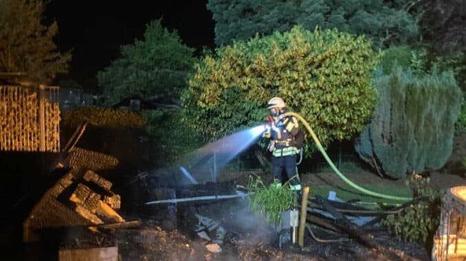 FW-EN: Brand eines Gartenhauses und ein ausgelöster Heimrauchmelder