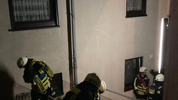 FW-EN: Brand im Gebäude - Feuerwehr Hattingen mit Großaufgebot im Einsatz