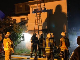 FW-EN: Brand im Gebäude - Feuerwehr bringt drei Kinder und zwei Erwachsene über Leiter in Sicherheit