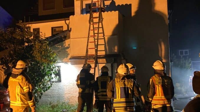FW-EN: Brand im Gebäude - Feuerwehr bringt drei Kinder und zwei Erwachsene über Leiter in Sicherheit