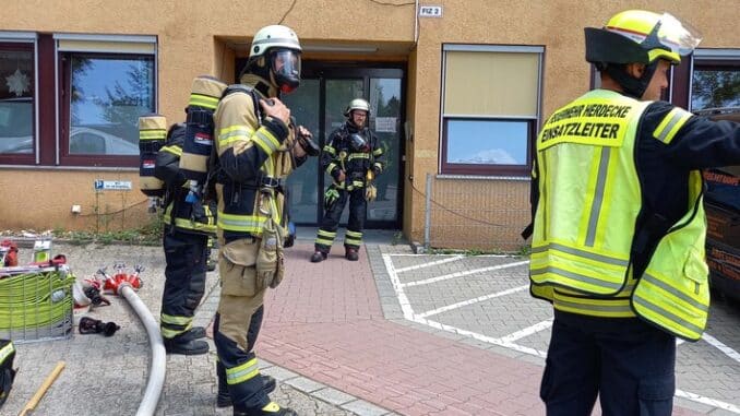 FW-EN: Brand im Krankenhaus endet glimpflich - Feuer in einer Elektroverteilung - Zwei Einsätze gleichzeitig