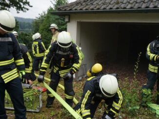 FW-EN: Brand im Wohnhaus - Feuerwehr Hattingen rettet vier Personen im Rahmen einer Einsatzübung