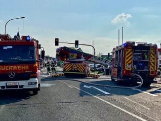 FW-EN: Brand in Autowerkstatt - Vollalarm zu Beginn des Wochenendes