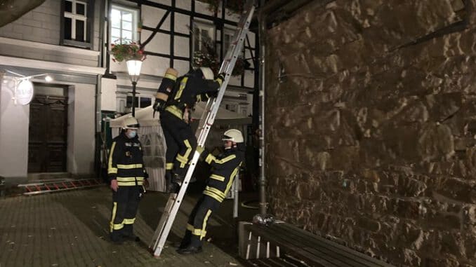 FW-EN: Brand in einem Gastronomiebetrieb in der Hattinger Altstadt