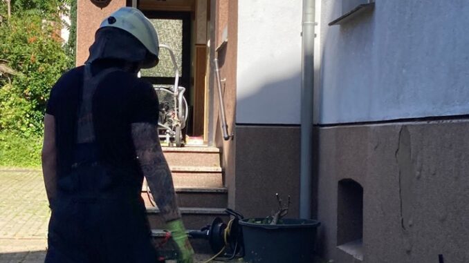 FW-EN: Brand in einer Wohnung - Mieter verletzt