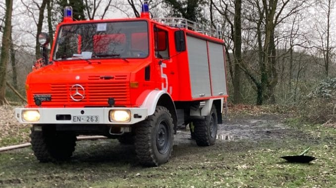 FW-EN: Brand von Grünabfällen - Ausbreitung auf Waldstück konnte verhindert werden.