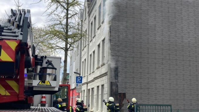 FW-EN: Brennende Fassade an einem Mehrfamilienhaus