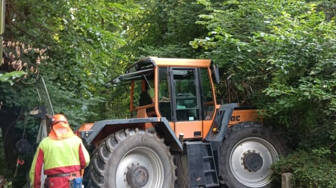 FW-EN: Brennender Baumstamm sorgt für langwierigen Feuerwehreinsatz in Hattingen