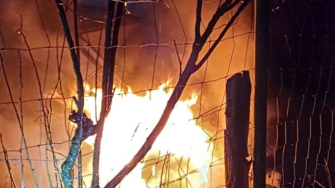 FW-EN: Brennender PKW in der Nacht Auf dem Schnee