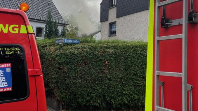 FW-EN: Dachstuhlbrand in der Breddestraße - Zwei Katzen versterben im Dachgeschoss - Feuerwehr konnte Ausbreitung auf den gesamten Dachstuhl verhindern