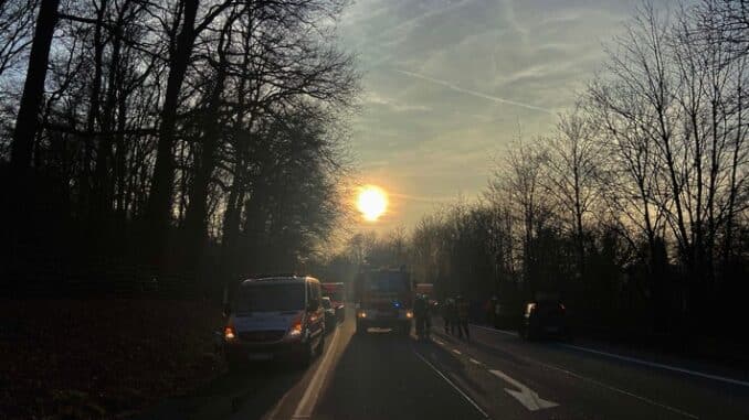 FW-EN: Drei Einsätze: Verkehrsunfall mit Personenschaden und brennender Müllcontainer
