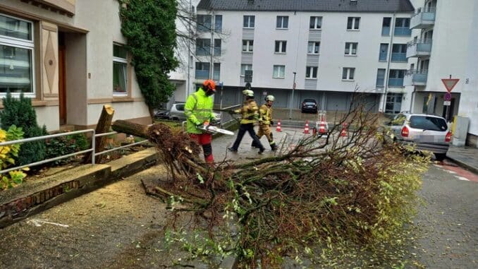 FW-EN: Drei Unwettereinsätze - Unbekannter Brandgeruch in einem Hochhaus