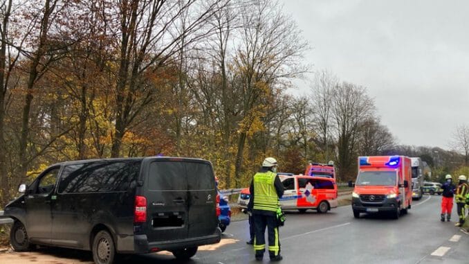 FW-EN: Drei Verletzte bei Verkehrsunfall