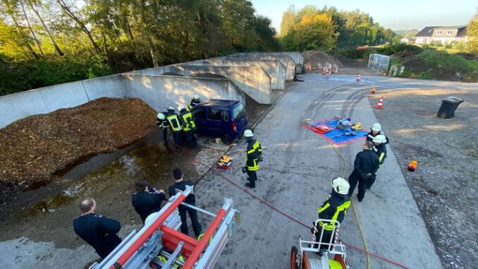 FW-EN: Dreizehn neue Einsatzkräfte für die Feuerwehr