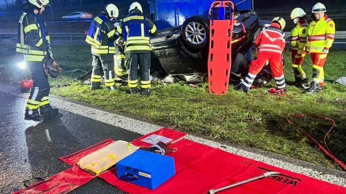 FW-EN: Fahrzeug auf A43 überschlagen - Person eingeklemmt