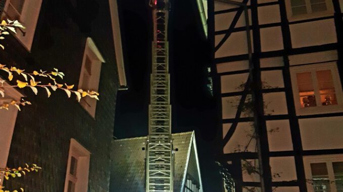 FW-EN: Fettbrand und mehrfache Unterstützung des Rettungsdienstes
