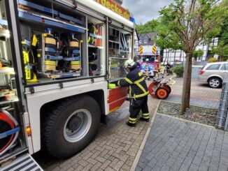 FW-EN: Feuerwehr rettet 65- jährigen aus verrauchter Wohnung