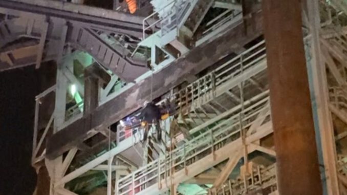 FW-EN: Feuerwehr rettet verletzte Person aus ca. 45 Meter Höhe vom Hochofen